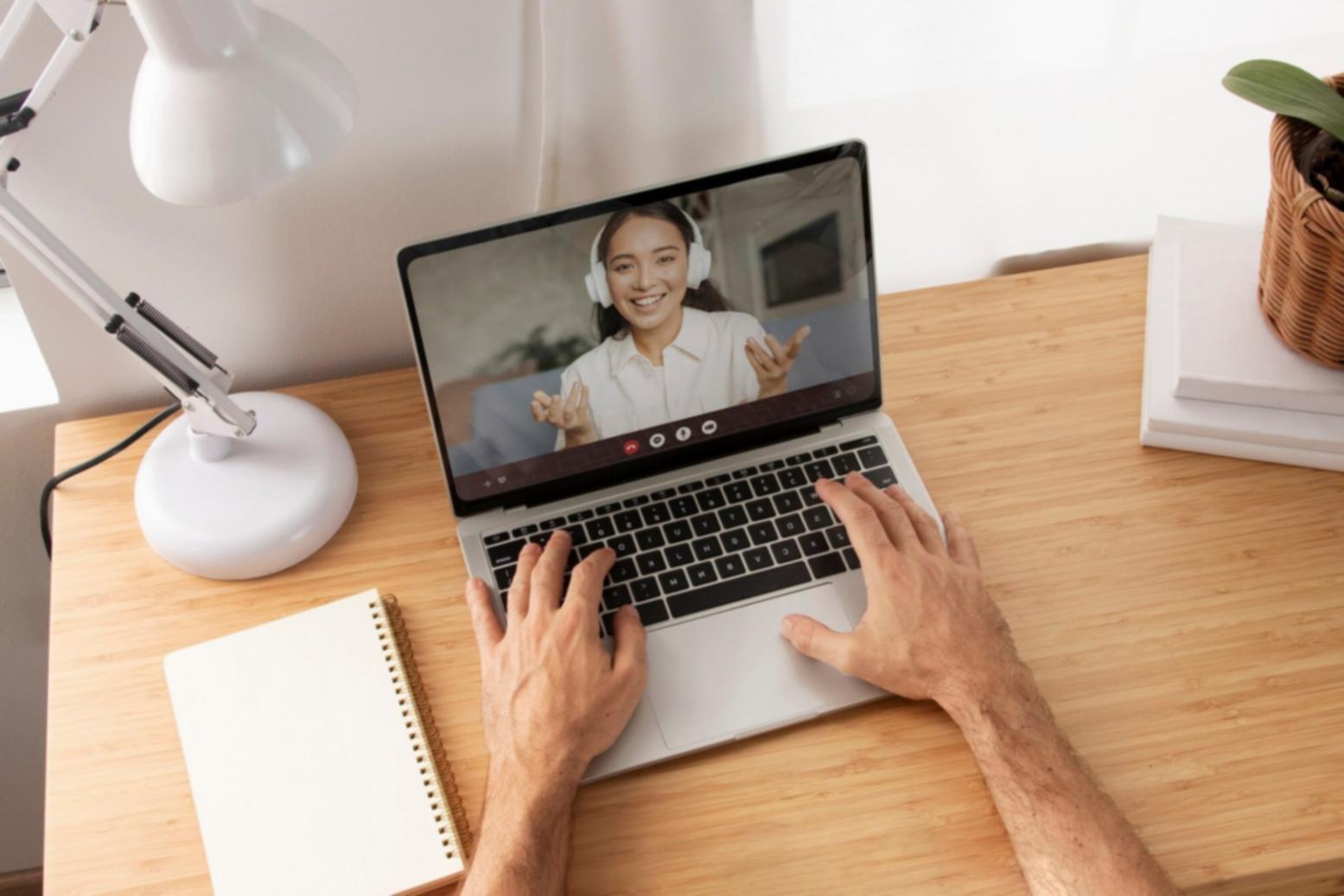 Professioneller Trading-Arbeitsplatz mit mehreren Monitoren